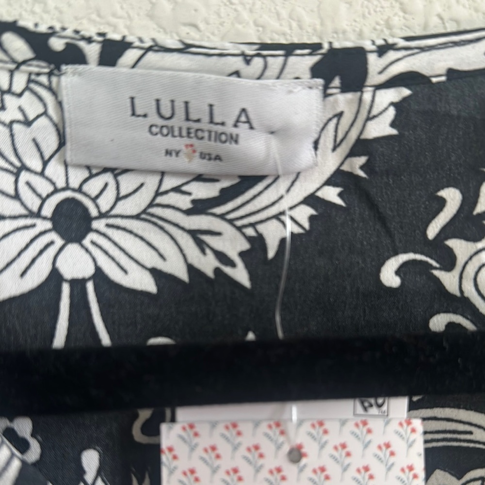 Black and‎ White Patterned Women's Top - Picture 3 of 5